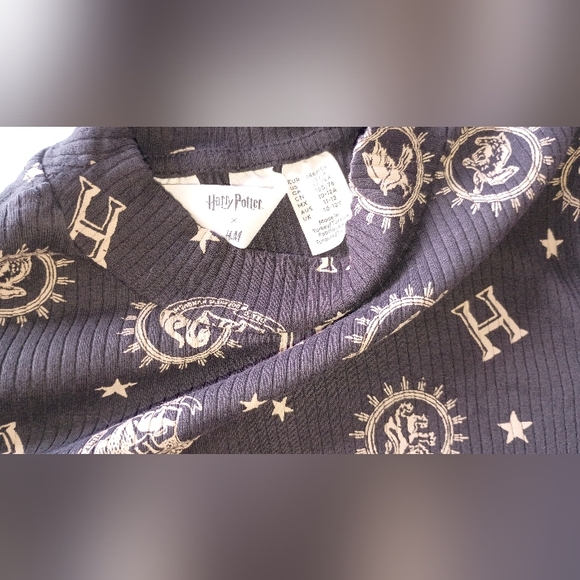 ‼️5 items for $8‼️H&M Black and Tan Celestial Crop Top - Picture 2 of 2